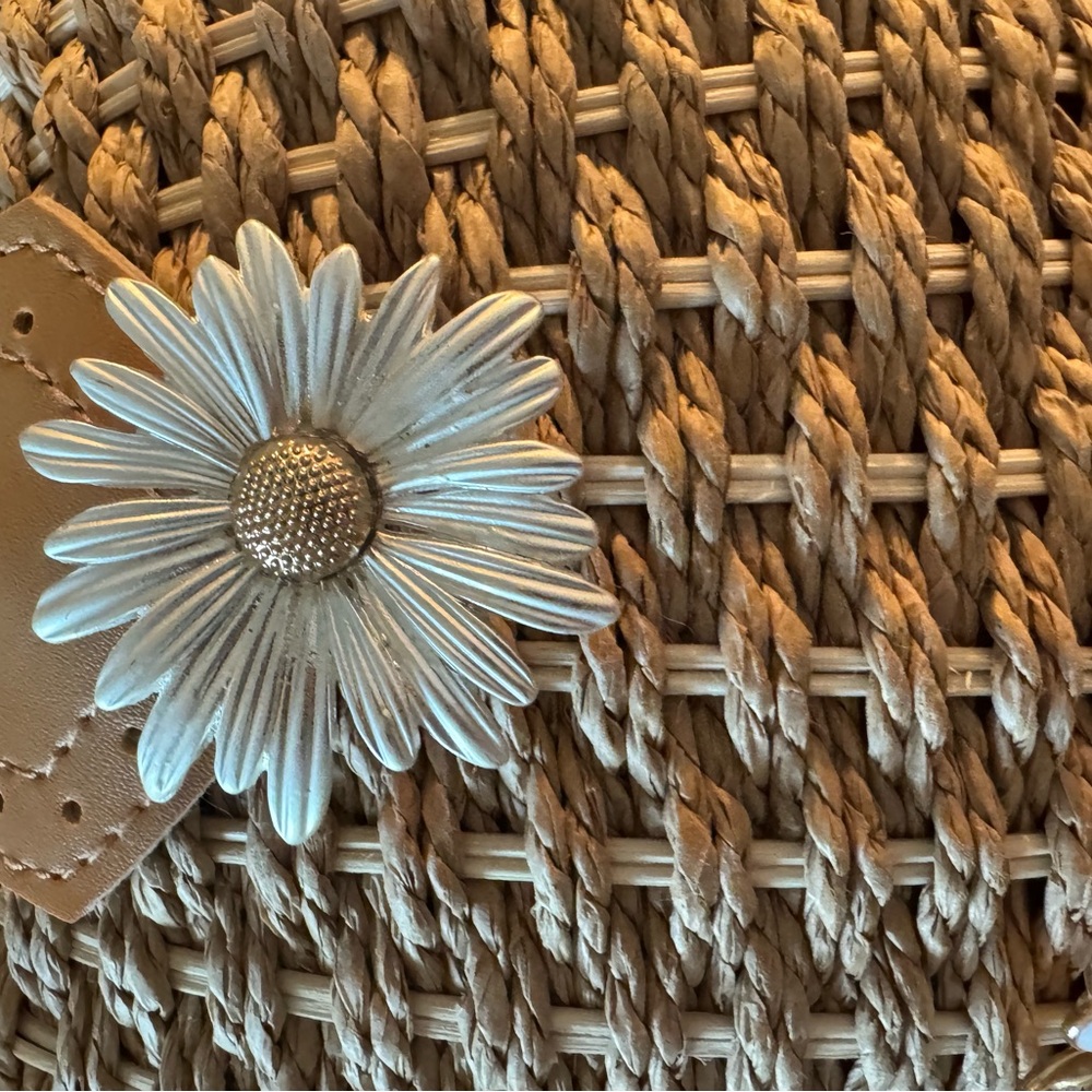 Elegant beige Woven straw bag with 🌼 daisy and bumble bee 🐝 broaches. - Picture 11 of 11